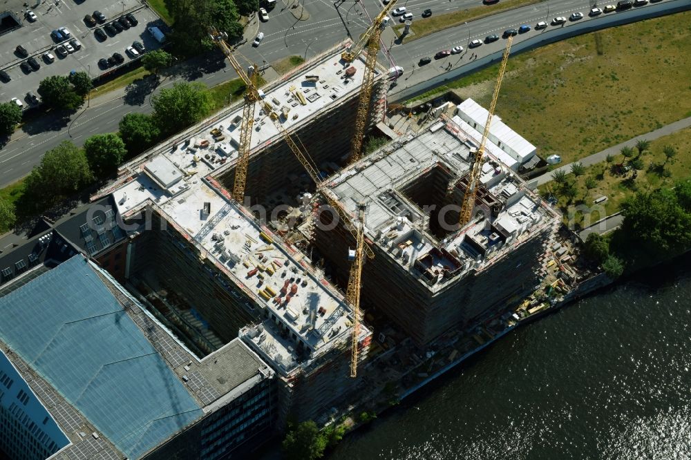 Aerial photograph Berlin - New construction high-rise construction site the hotel complex der JUWI 3 Immobilien GmbH and Schrobsdorff Bau AG on Stralauer Platz destrict Friedrichshain in Berlin