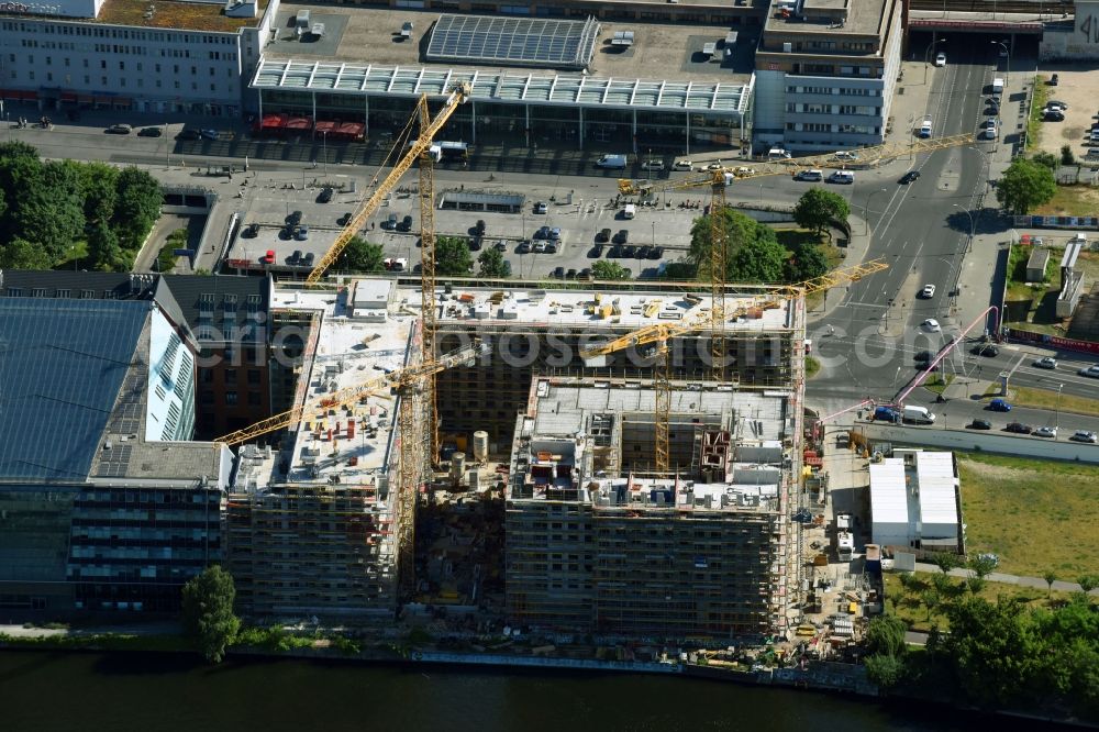 Berlin from above - New construction high-rise construction site the hotel complex der JUWI 3 Immobilien GmbH and Schrobsdorff Bau AG on Stralauer Platz destrict Friedrichshain in Berlin