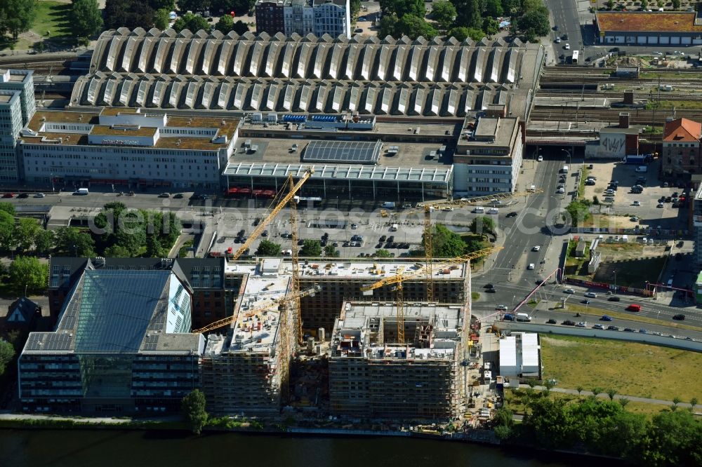 Berlin from the bird's eye view: New construction high-rise construction site the hotel complex der JUWI 3 Immobilien GmbH and Schrobsdorff Bau AG on Stralauer Platz destrict Friedrichshain in Berlin