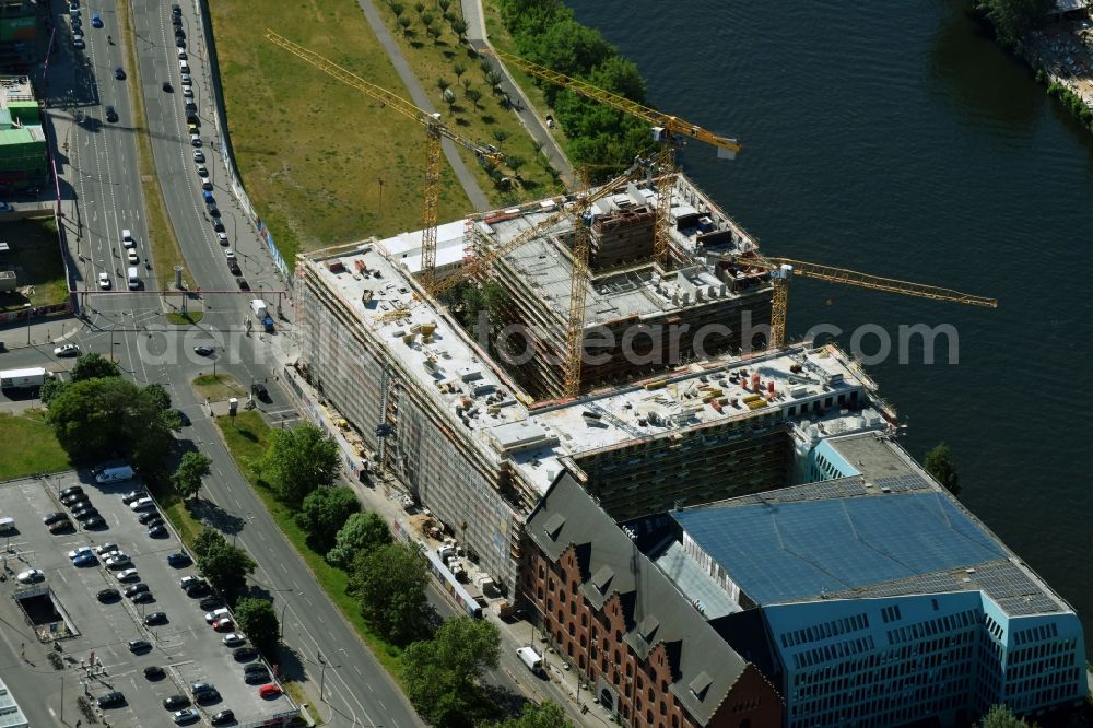 Aerial image Berlin - New construction high-rise construction site the hotel complex der JUWI 3 Immobilien GmbH and Schrobsdorff Bau AG on Stralauer Platz destrict Friedrichshain in Berlin