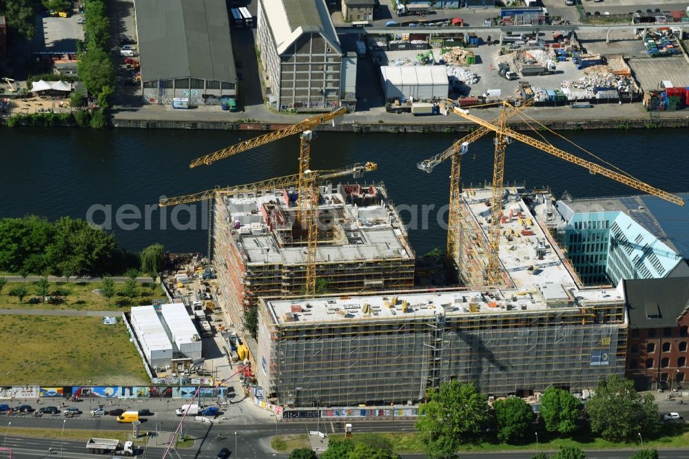 Berlin from the bird's eye view: New construction high-rise construction site the hotel complex der JUWI 3 Immobilien GmbH and Schrobsdorff Bau AG on Stralauer Platz destrict Friedrichshain in Berlin