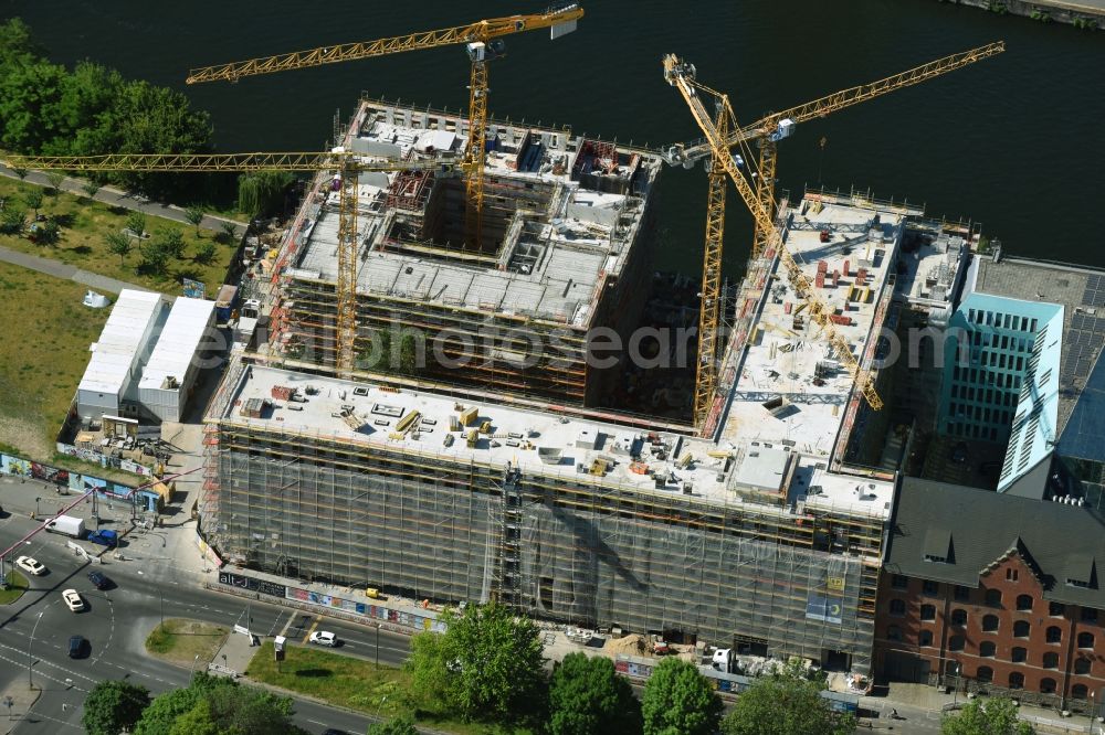 Aerial image Berlin - New construction high-rise construction site the hotel complex der JUWI 3 Immobilien GmbH and Schrobsdorff Bau AG on Stralauer Platz destrict Friedrichshain in Berlin