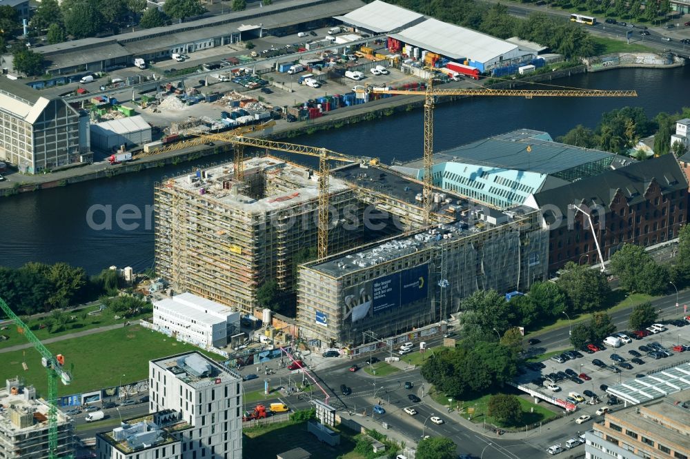 Berlin from the bird's eye view: New construction high-rise construction site the hotel complex der JUWI 3 Immobilien GmbH and Schrobsdorff Bau AG on Stralauer Platz destrict Friedrichshain in Berlin