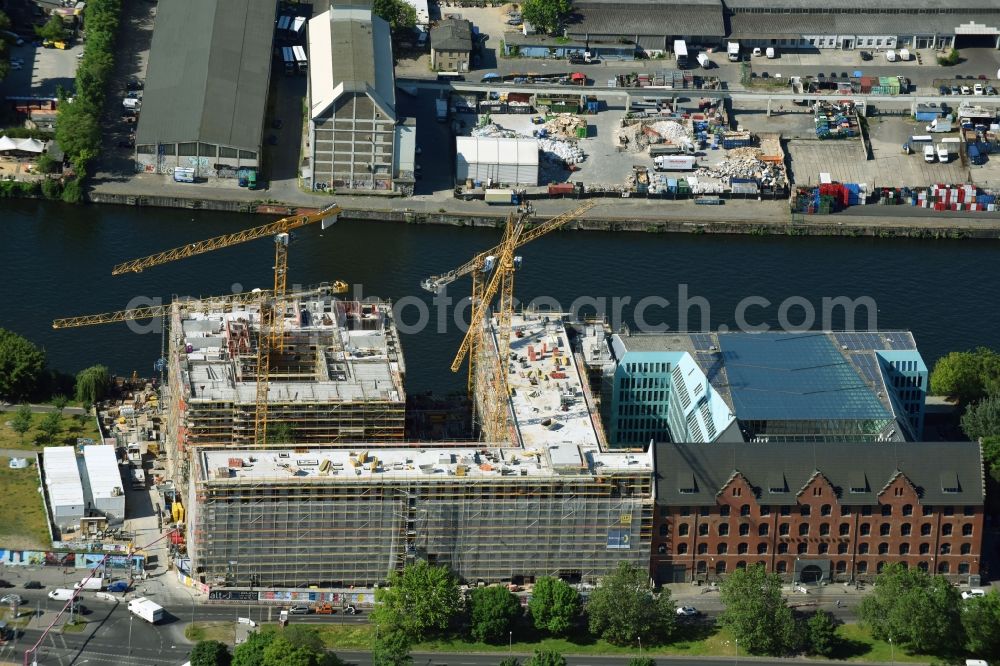 Berlin from the bird's eye view: New construction high-rise construction site the hotel complex der JUWI 3 Immobilien GmbH and Schrobsdorff Bau AG on Stralauer Platz destrict Friedrichshain in Berlin