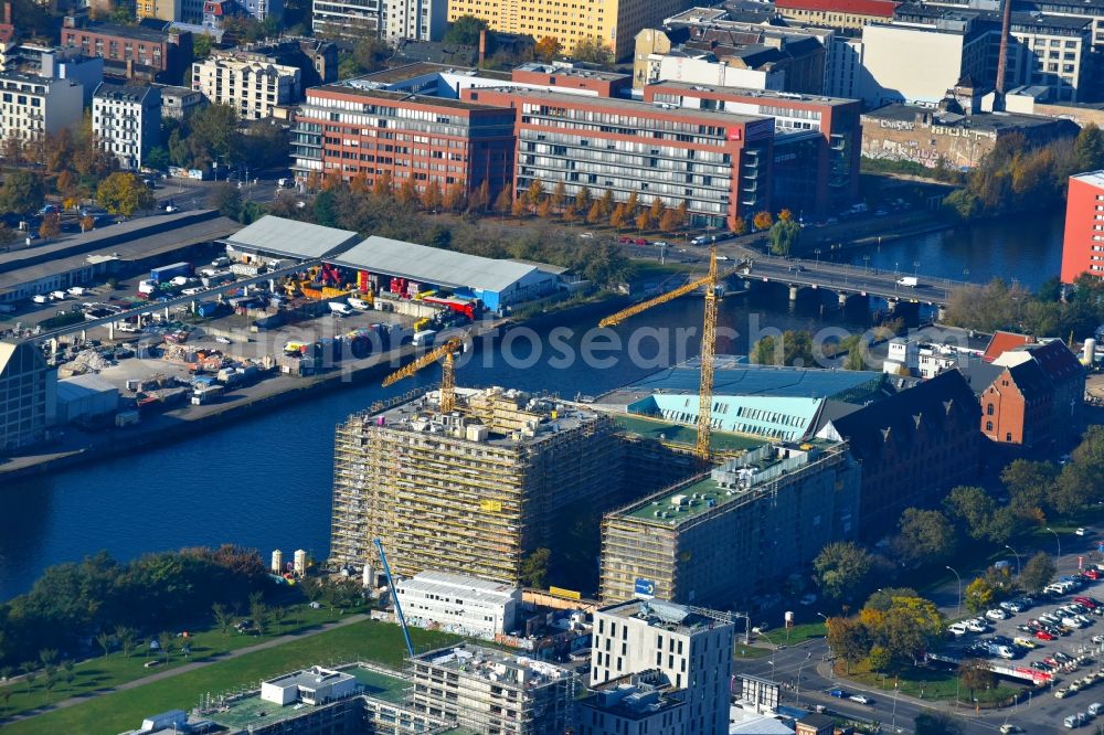 Berlin from the bird's eye view: New construction high-rise construction site the hotel complex der JUWI 3 Immobilien GmbH and Schrobsdorff Bau AG on Stralauer Platz destrict Friedrichshain in Berlin