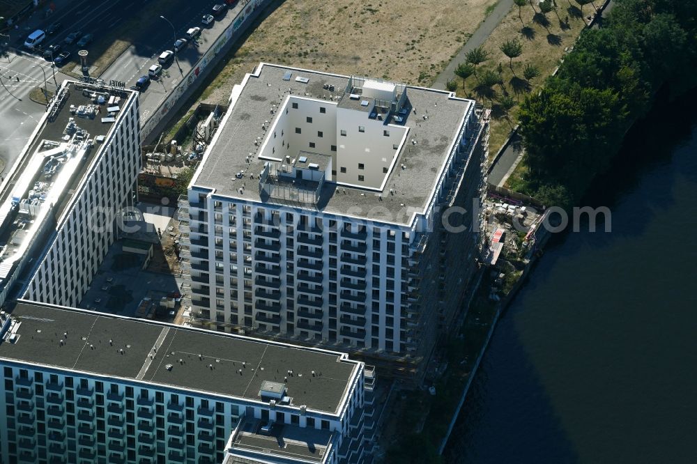 Berlin from above - New construction high-rise construction site the hotel complex der JUWI 3 Immobilien GmbH and Schrobsdorff Bau AG on Stralauer Platz destrict Friedrichshain in Berlin