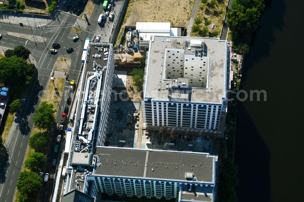 Aerial photograph Berlin - New construction high-rise construction site the hotel complex der JUWI 3 Immobilien GmbH and Schrobsdorff Bau AG on Stralauer Platz destrict Friedrichshain in Berlin