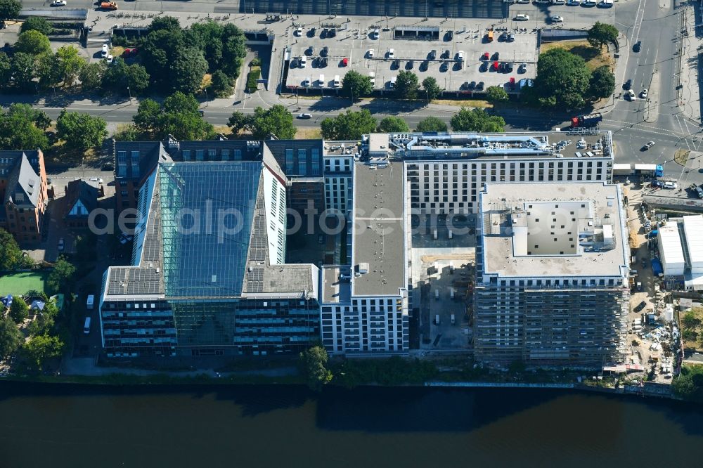 Berlin from the bird's eye view: New construction high-rise construction site the hotel complex der JUWI 3 Immobilien GmbH and Schrobsdorff Bau AG on Stralauer Platz destrict Friedrichshain in Berlin