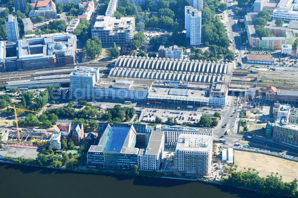 Berlin from the bird's eye view: New construction high-rise construction site the hotel complex der JUWI 3 Immobilien GmbH and Schrobsdorff Bau AG on Stralauer Platz destrict Friedrichshain in Berlin