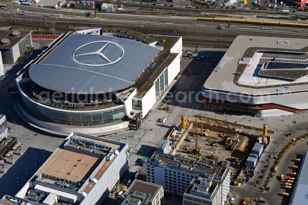 Berlin from the bird's eye view: New construction high-rise construction site the hotel complex Stream Tower in the district Friedrichshain in Berlin, Germany