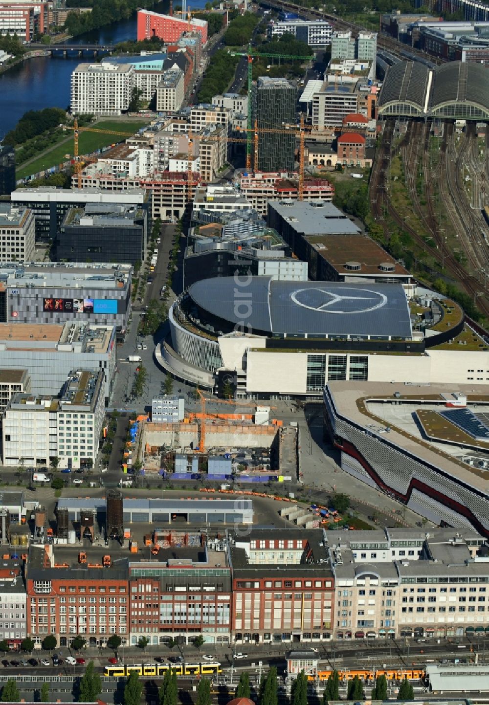 Berlin from the bird's eye view: New construction high-rise construction site the hotel complex Stream Tower in the district Friedrichshain in Berlin, Germany