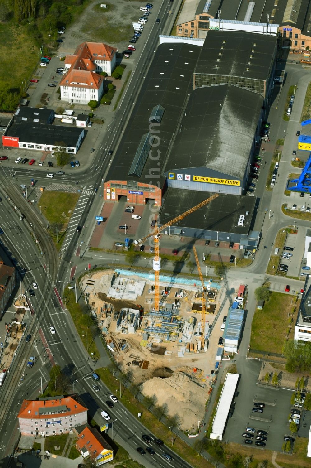 Aerial photograph Rostock - New construction high-rise construction site the hotel complex on Konrad-Zuse-Strasse on Werftdreieck in the district Kroepeliner-Tor-Vorstadt in Rostock in the state Mecklenburg - Western Pomerania, Germany