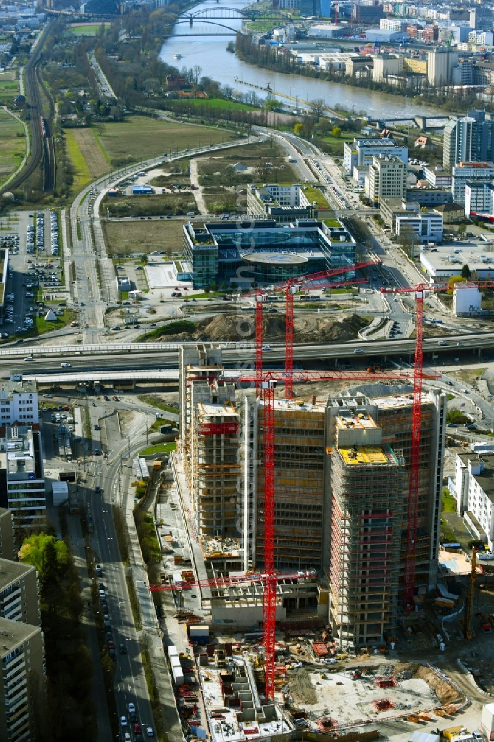 Offenbach am Main from the bird's eye view: Construction site for new high-rise building complex Stadtquartier Vitopia Kampus Kaiserlei in Offenbach am Main in the state Hesse, Germany