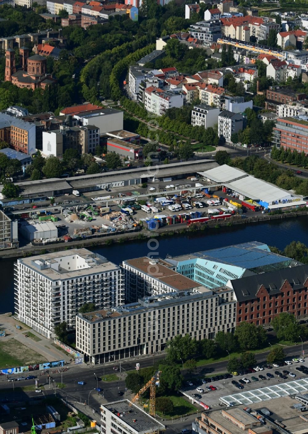 Berlin from the bird's eye view: New construction high-rise construction site the hotel complex on Stralauer Platz destrict Friedrichshain in Berlin