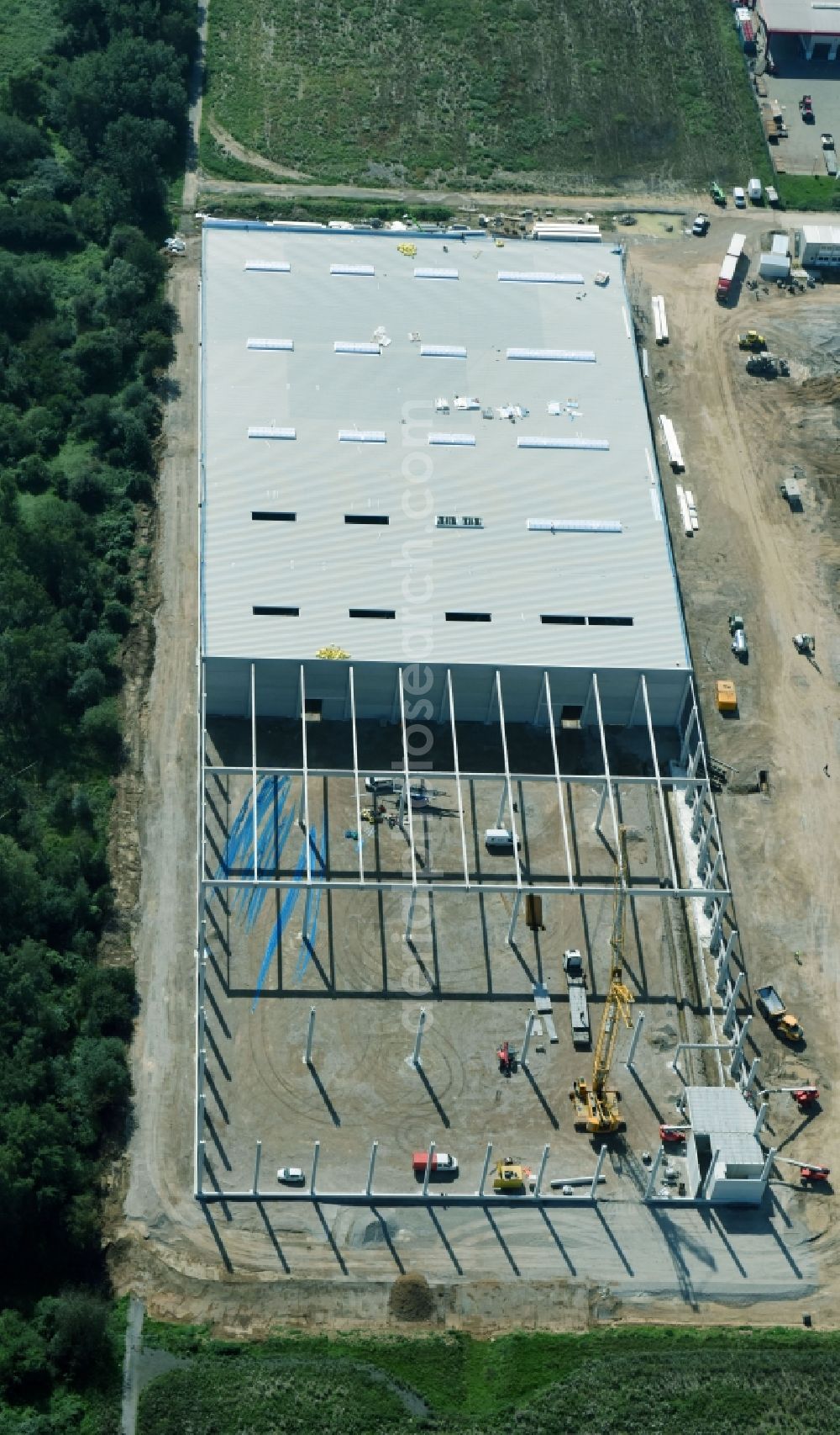 Wetzlar from the bird's eye view: Construction site and assembly work for the construction of a high-bay warehouse building complex and logistics center on the premises on Dillfeld in Wetzlar in the state Hesse, Germany