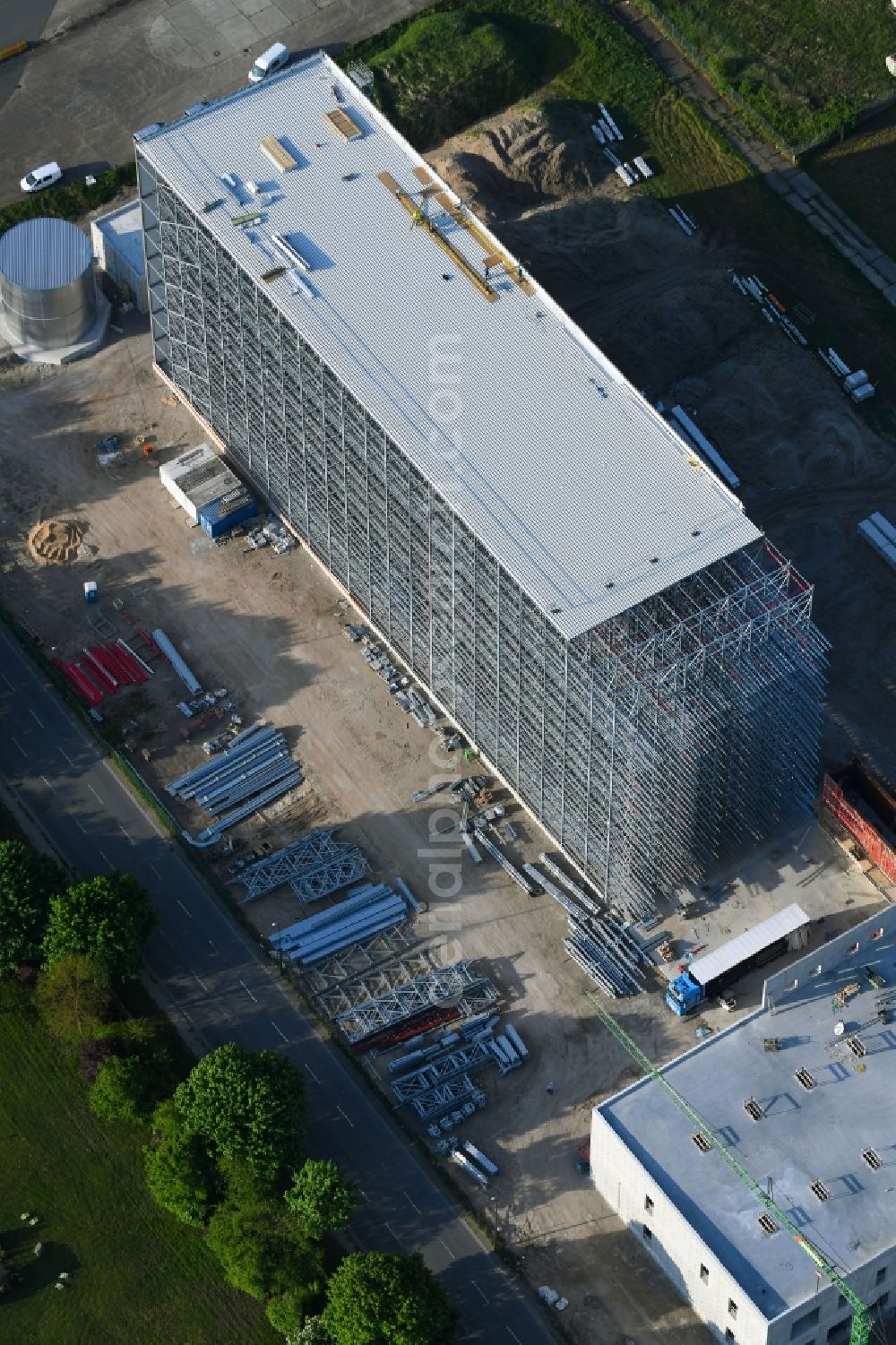 Uelzen from the bird's eye view: Construction site and assembly work for the construction of a high-bay warehouse building complex and logistics center in Uelzen in the state Lower Saxony, Germany