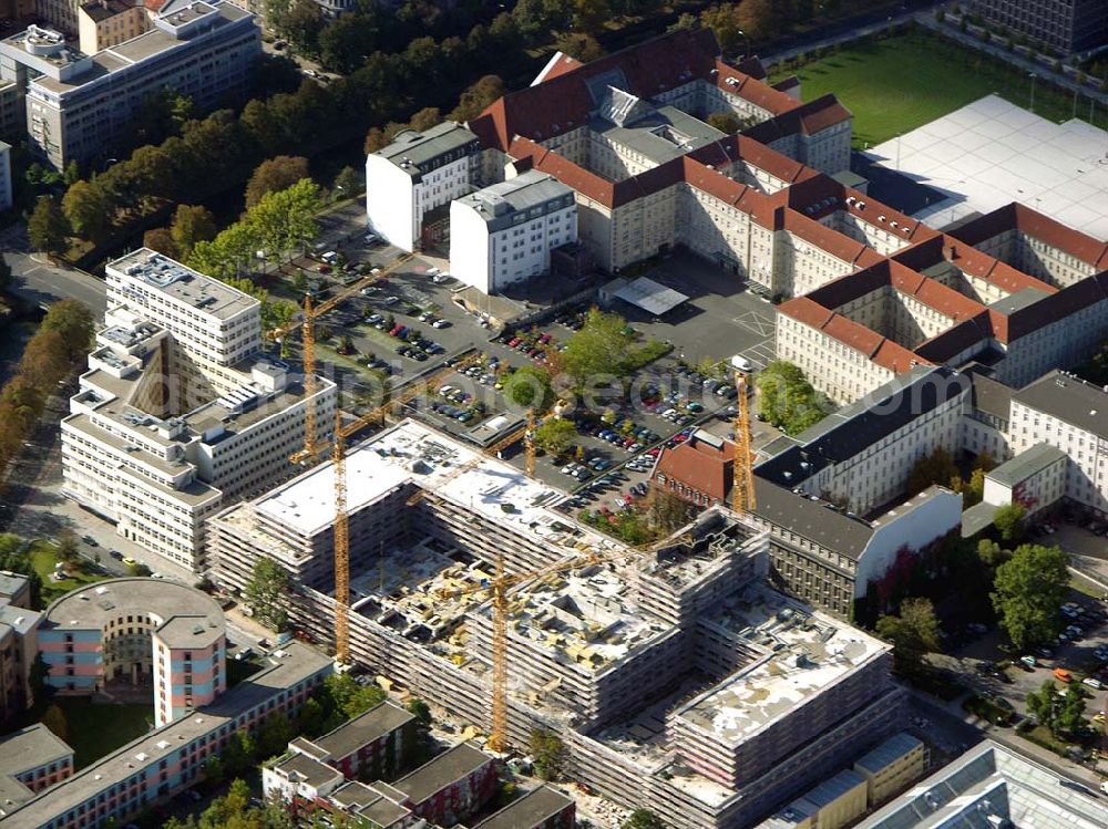 Aerial photograph Berlin - 07.10.2004 Berlin-Tiergarten Neubau Hotel Maritim an der Stauffenbergstraße in Berlin-TiergartenDie Maritim Hotelgesellschaft mbH, der größte deutsche First-Class-Hotelanbieter im Tagungs- und Konferenzbereich, wird Betreiber des Hotels. Bereits im Sommer 2005 - nach einer Bauzeit von zirka zwei Jahren - wird das Hotel an den Projektentwickler und Bauherrn, die Viterra Development GmbH, übergeben.