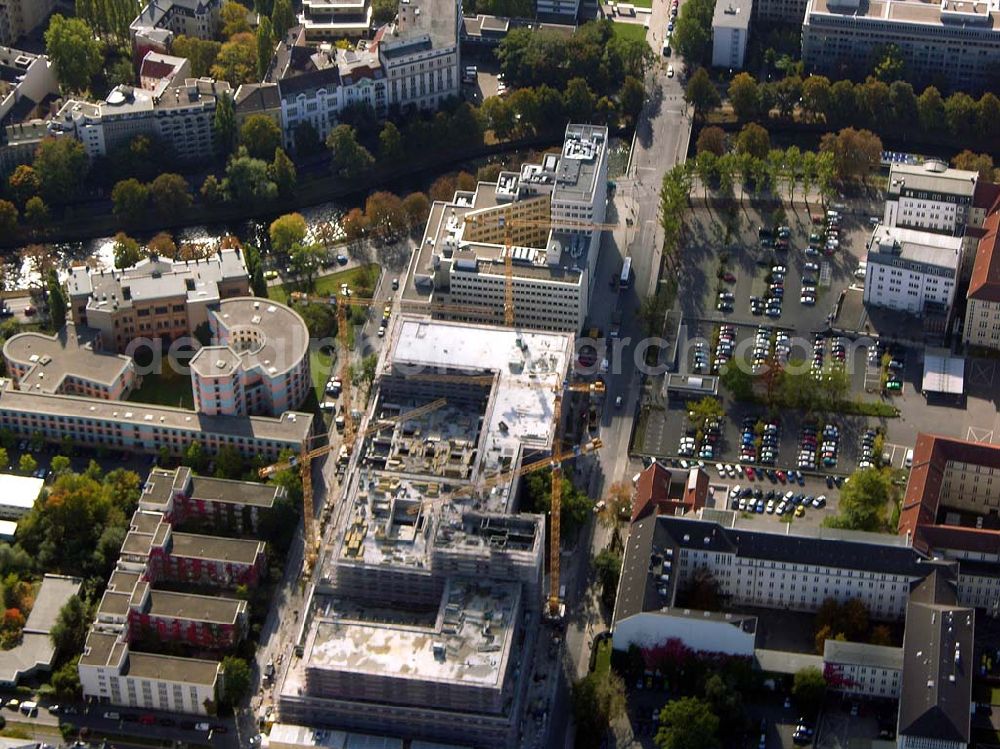 Berlin from the bird's eye view: 07.10.2004 Berlin-Tiergarten Neubau Hotel Maritim an der Stauffenbergstraße in Berlin-TiergartenDie Maritim Hotelgesellschaft mbH, der größte deutsche First-Class-Hotelanbieter im Tagungs- und Konferenzbereich, wird Betreiber des Hotels. Bereits im Sommer 2005 - nach einer Bauzeit von zirka zwei Jahren - wird das Hotel an den Projektentwickler und Bauherrn, die Viterra Development GmbH, übergeben.