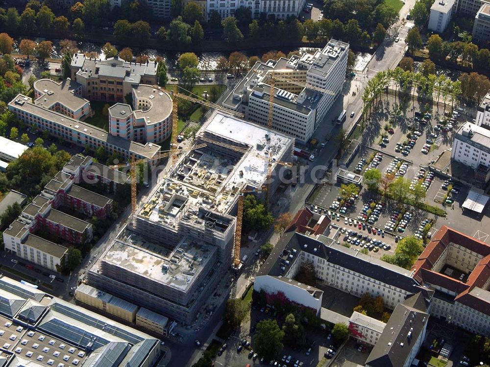 Aerial image Berlin - 07.10.2004 Berlin-Tiergarten Neubau Hotel Maritim an der Stauffenbergstraße in Berlin-TiergartenDie Maritim Hotelgesellschaft mbH, der größte deutsche First-Class-Hotelanbieter im Tagungs- und Konferenzbereich, wird Betreiber des Hotels. Bereits im Sommer 2005 - nach einer Bauzeit von zirka zwei Jahren - wird das Hotel an den Projektentwickler und Bauherrn, die Viterra Development GmbH, übergeben.