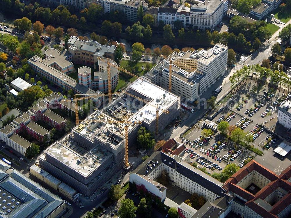 Aerial photograph Berlin - 07.10.2004 Berlin-Tiergarten Neubau Hotel Maritim an der Stauffenbergstraße in Berlin-TiergartenDie Maritim Hotelgesellschaft mbH, der größte deutsche First-Class-Hotelanbieter im Tagungs- und Konferenzbereich, wird Betreiber des Hotels. Bereits im Sommer 2005 - nach einer Bauzeit von zirka zwei Jahren - wird das Hotel an den Projektentwickler und Bauherrn, die Viterra Development GmbH, übergeben.