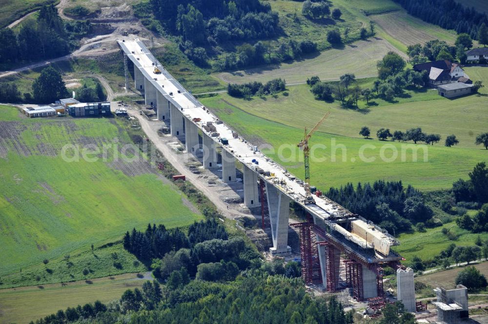 Weißenbrunn am Forst from above - Blick auf den Neubau der ICE- Talbrücke Weißenbrunn am Forst durch die BD Netz AG der Deutschen Bahn. Die Talbrücke Weißenbrunn ist eine im Bau befindliche Eisenbahnüberführung der ICE - Neubaustrecke Ebensfeld–Erfurt im Landkreis Coburg. Bauausführende Firma ist die Gerdum und Breuer Bauunternehmen GmbH (