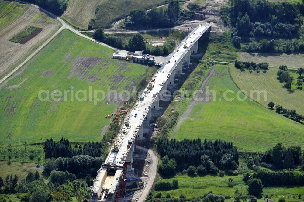 Weißenbrunn am Forst from the bird's eye view: Blick auf den Neubau der ICE- Talbrücke Weißenbrunn am Forst durch die BD Netz AG der Deutschen Bahn. Die Talbrücke Weißenbrunn ist eine im Bau befindliche Eisenbahnüberführung der ICE - Neubaustrecke Ebensfeld–Erfurt im Landkreis Coburg. Bauausführende Firma ist die Gerdum und Breuer Bauunternehmen GmbH (