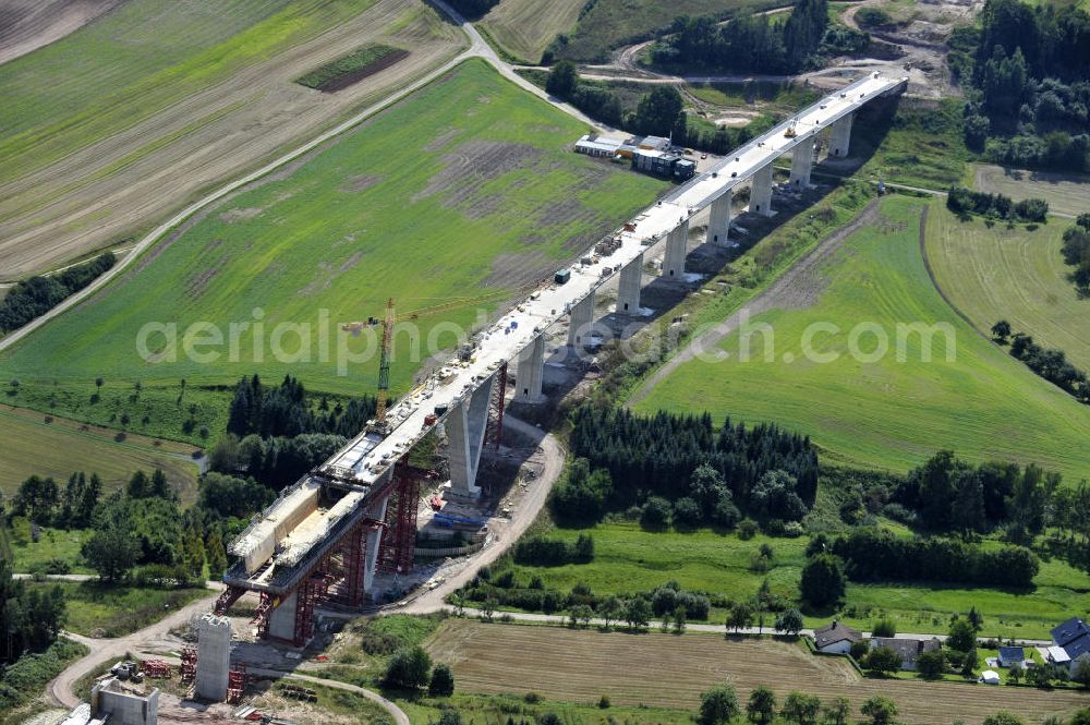 Aerial image Weißenbrunn am Forst - Blick auf den Neubau der ICE- Talbrücke Weißenbrunn am Forst durch die BD Netz AG der Deutschen Bahn. Die Talbrücke Weißenbrunn ist eine im Bau befindliche Eisenbahnüberführung der ICE - Neubaustrecke Ebensfeld–Erfurt im Landkreis Coburg. Bauausführende Firma ist die Gerdum und Breuer Bauunternehmen GmbH (