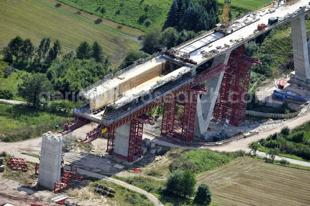 Aerial photograph Weißenbrunn am Forst - Blick auf den Neubau der ICE- Talbrücke Weißenbrunn am Forst durch die BD Netz AG der Deutschen Bahn. Die Talbrücke Weißenbrunn ist eine im Bau befindliche Eisenbahnüberführung der ICE - Neubaustrecke Ebensfeld–Erfurt im Landkreis Coburg. Bauausführende Firma ist die Gerdum und Breuer Bauunternehmen GmbH (