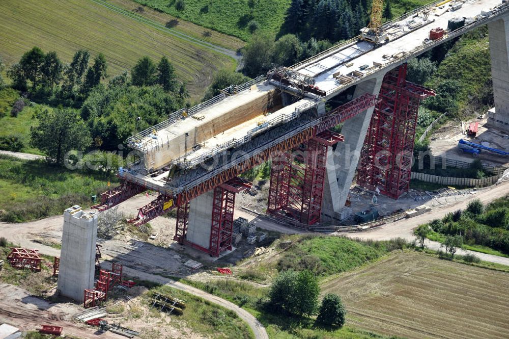 Weißenbrunn am Forst from above - Blick auf den Neubau der ICE- Talbrücke Weißenbrunn am Forst durch die BD Netz AG der Deutschen Bahn. Die Talbrücke Weißenbrunn ist eine im Bau befindliche Eisenbahnüberführung der ICE - Neubaustrecke Ebensfeld–Erfurt im Landkreis Coburg. Bauausführende Firma ist die Gerdum und Breuer Bauunternehmen GmbH (