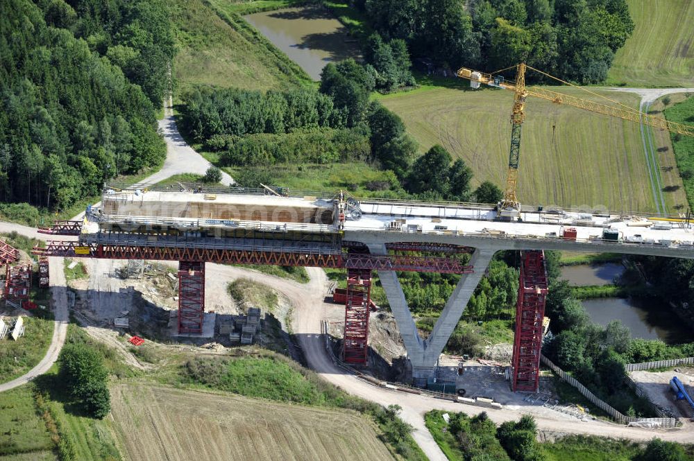 Aerial image Weißenbrunn am Forst - Blick auf den Neubau der ICE- Talbrücke Weißenbrunn am Forst durch die BD Netz AG der Deutschen Bahn. Die Talbrücke Weißenbrunn ist eine im Bau befindliche Eisenbahnüberführung der ICE - Neubaustrecke Ebensfeld–Erfurt im Landkreis Coburg. Bauausführende Firma ist die Gerdum und Breuer Bauunternehmen GmbH (