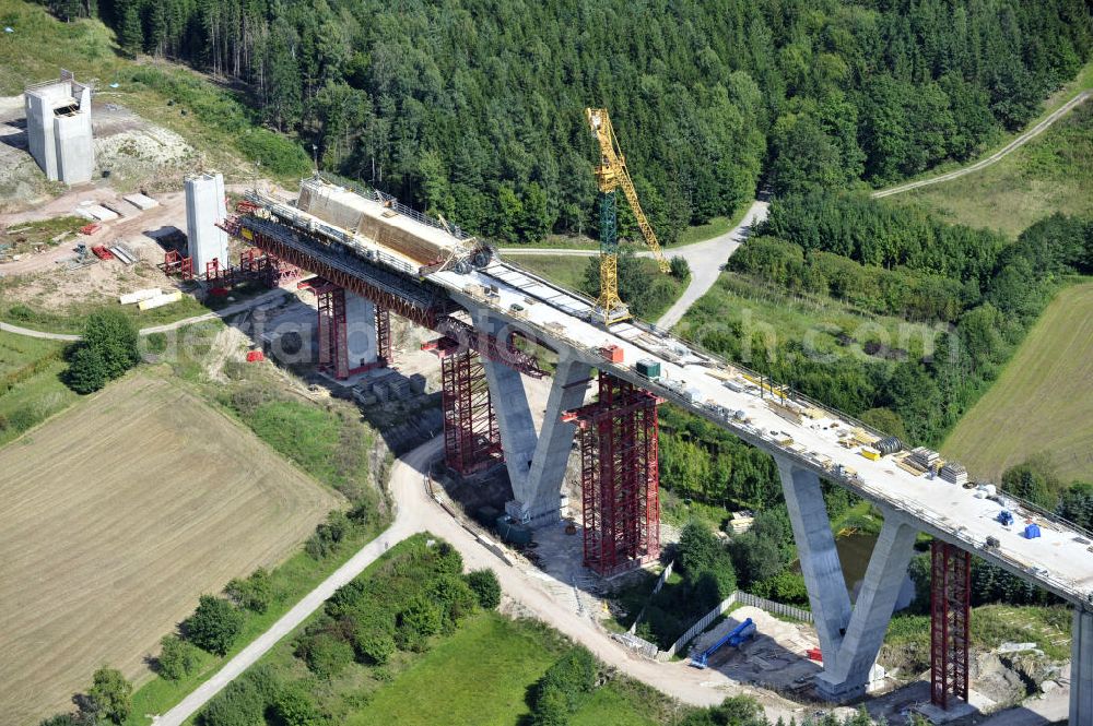 Aerial photograph Weißenbrunn am Forst - Blick auf den Neubau der ICE- Talbrücke Weißenbrunn am Forst durch die BD Netz AG der Deutschen Bahn. Die Talbrücke Weißenbrunn ist eine im Bau befindliche Eisenbahnüberführung der ICE - Neubaustrecke Ebensfeld–Erfurt im Landkreis Coburg. Bauausführende Firma ist die Gerdum und Breuer Bauunternehmen GmbH (