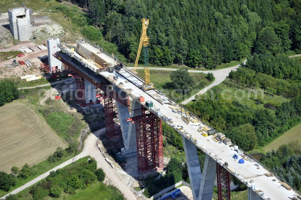 Weißenbrunn am Forst from the bird's eye view: Blick auf den Neubau der ICE- Talbrücke Weißenbrunn am Forst durch die BD Netz AG der Deutschen Bahn. Die Talbrücke Weißenbrunn ist eine im Bau befindliche Eisenbahnüberführung der ICE - Neubaustrecke Ebensfeld–Erfurt im Landkreis Coburg. Bauausführende Firma ist die Gerdum und Breuer Bauunternehmen GmbH (