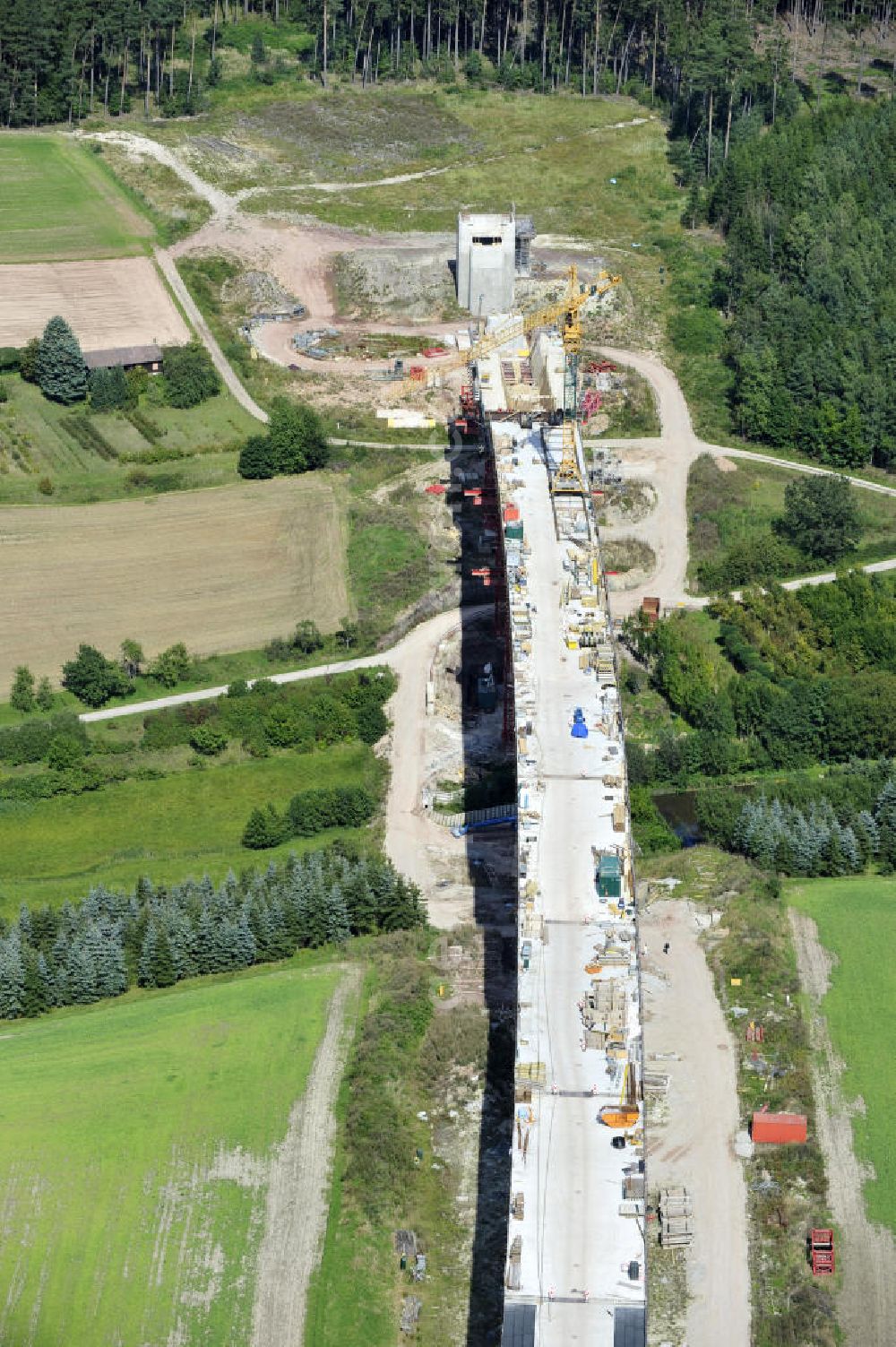 Aerial photograph Weißenbrunn am Forst - Blick auf den Neubau der ICE- Talbrücke Weißenbrunn am Forst durch die BD Netz AG der Deutschen Bahn. Die Talbrücke Weißenbrunn ist eine im Bau befindliche Eisenbahnüberführung der ICE - Neubaustrecke Ebensfeld–Erfurt im Landkreis Coburg. Bauausführende Firma ist die Gerdum und Breuer Bauunternehmen GmbH (