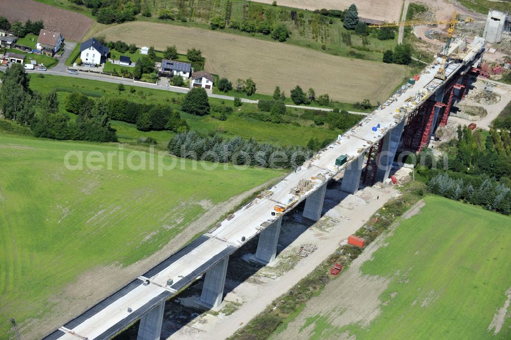 Weißenbrunn am Forst from above - Blick auf den Neubau der ICE- Talbrücke Weißenbrunn am Forst durch die BD Netz AG der Deutschen Bahn. Die Talbrücke Weißenbrunn ist eine im Bau befindliche Eisenbahnüberführung der ICE - Neubaustrecke Ebensfeld–Erfurt im Landkreis Coburg. Bauausführende Firma ist die Gerdum und Breuer Bauunternehmen GmbH (