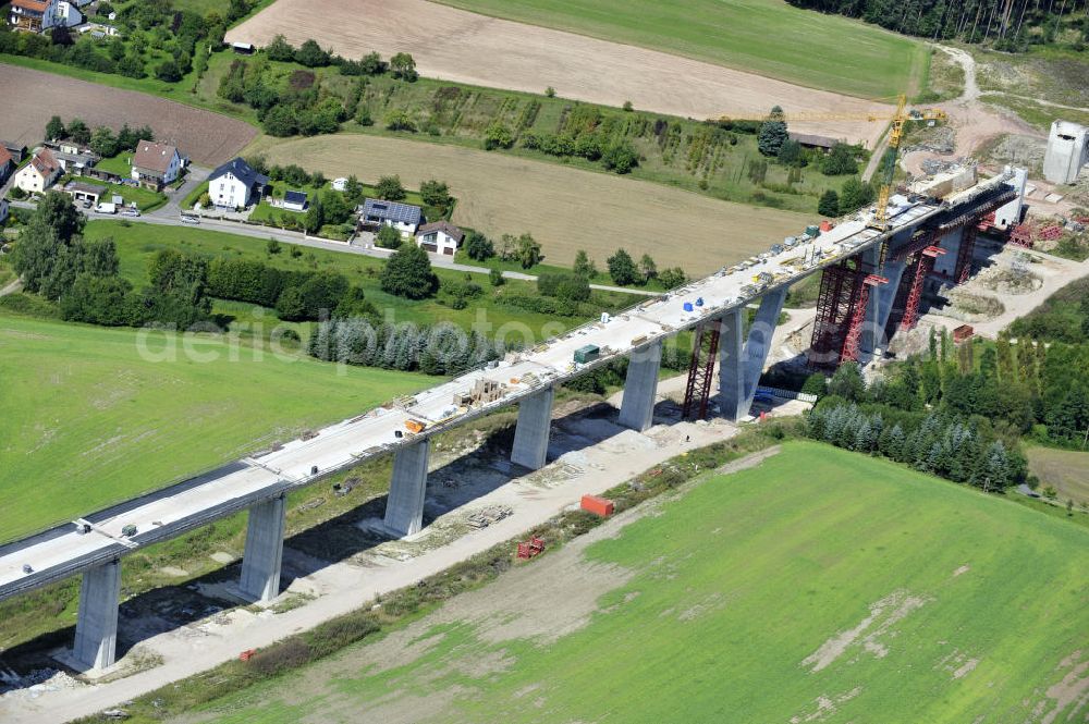 Weißenbrunn am Forst from the bird's eye view: Blick auf den Neubau der ICE- Talbrücke Weißenbrunn am Forst durch die BD Netz AG der Deutschen Bahn. Die Talbrücke Weißenbrunn ist eine im Bau befindliche Eisenbahnüberführung der ICE - Neubaustrecke Ebensfeld–Erfurt im Landkreis Coburg. Bauausführende Firma ist die Gerdum und Breuer Bauunternehmen GmbH (