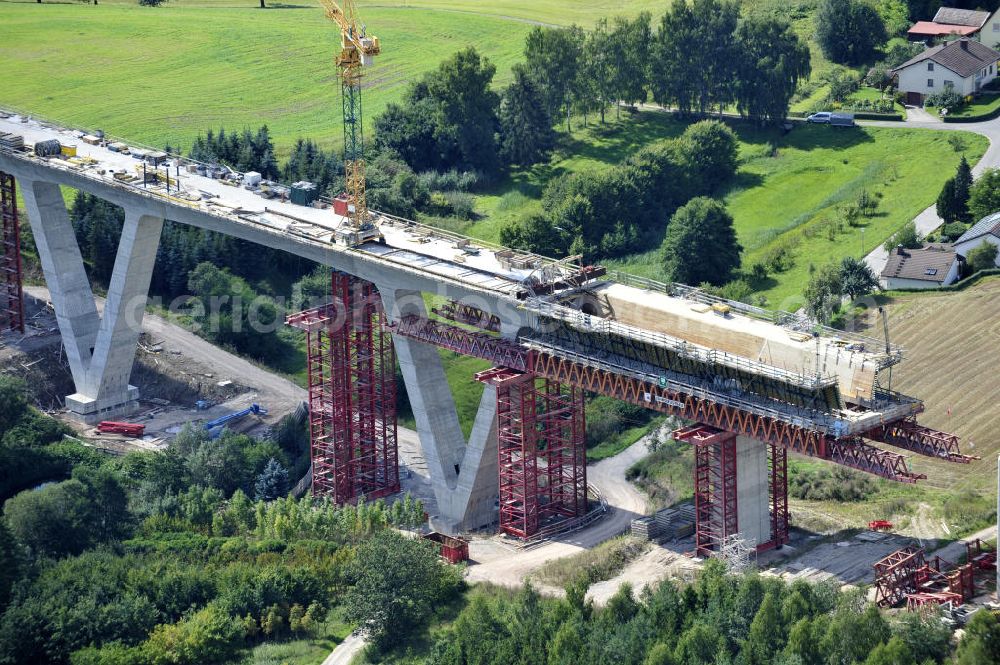 Aerial photograph Weißenbrunn am Forst - Blick auf den Neubau der ICE- Talbrücke Weißenbrunn am Forst durch die BD Netz AG der Deutschen Bahn. Die Talbrücke Weißenbrunn ist eine im Bau befindliche Eisenbahnüberführung der ICE - Neubaustrecke Ebensfeld–Erfurt im Landkreis Coburg. Bauausführende Firma ist die Gerdum und Breuer Bauunternehmen GmbH (