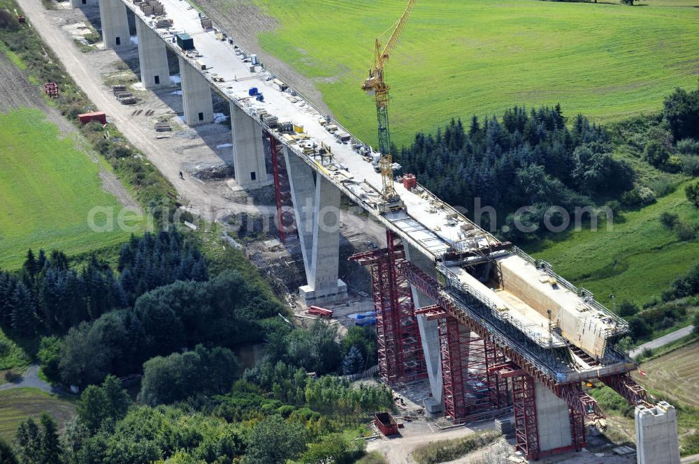 Weißenbrunn am Forst from above - Blick auf den Neubau der ICE- Talbrücke Weißenbrunn am Forst durch die BD Netz AG der Deutschen Bahn. Die Talbrücke Weißenbrunn ist eine im Bau befindliche Eisenbahnüberführung der ICE - Neubaustrecke Ebensfeld–Erfurt im Landkreis Coburg. Bauausführende Firma ist die Gerdum und Breuer Bauunternehmen GmbH (