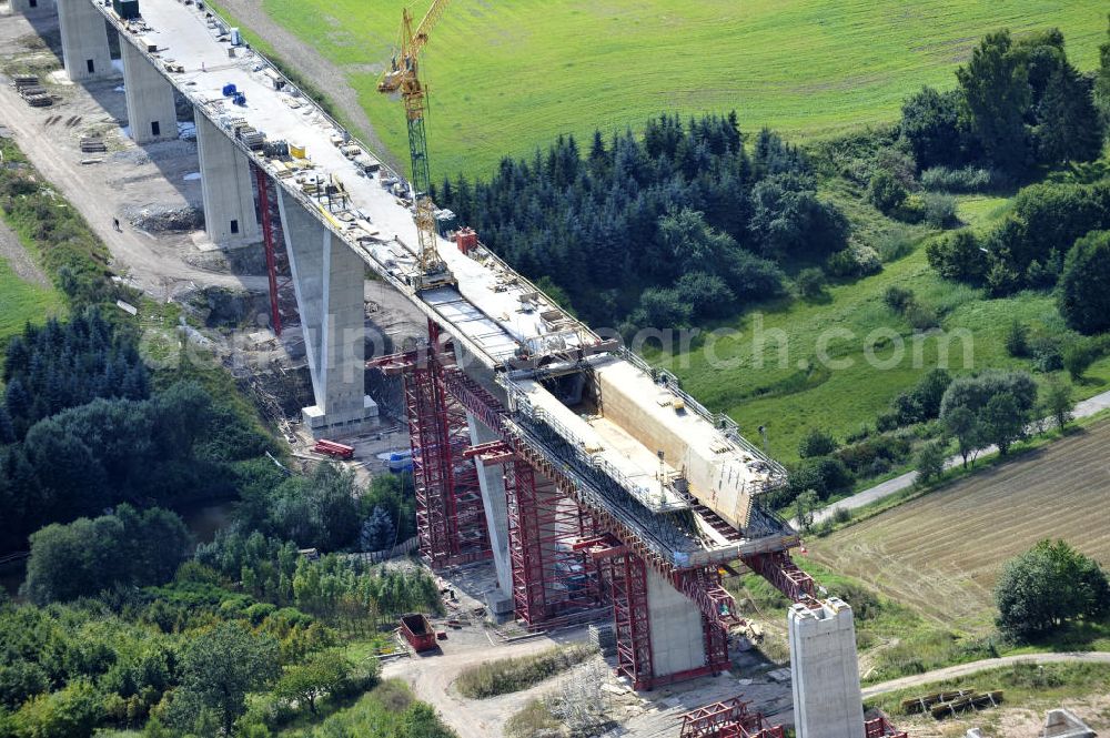 Weißenbrunn am Forst from the bird's eye view: Blick auf den Neubau der ICE- Talbrücke Weißenbrunn am Forst durch die BD Netz AG der Deutschen Bahn. Die Talbrücke Weißenbrunn ist eine im Bau befindliche Eisenbahnüberführung der ICE - Neubaustrecke Ebensfeld–Erfurt im Landkreis Coburg. Bauausführende Firma ist die Gerdum und Breuer Bauunternehmen GmbH (