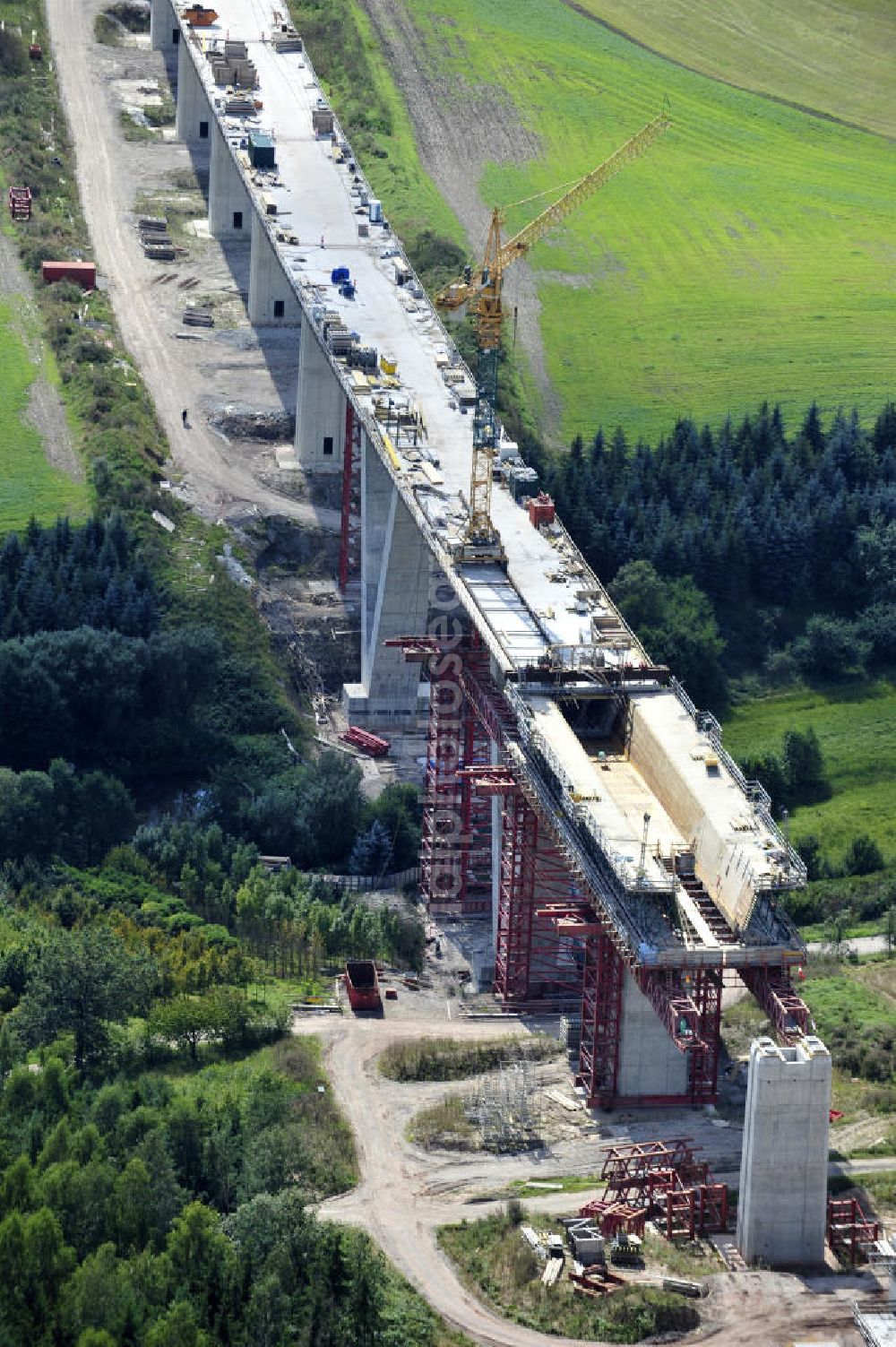 Aerial image Weißenbrunn am Forst - Blick auf den Neubau der ICE- Talbrücke Weißenbrunn am Forst durch die BD Netz AG der Deutschen Bahn. Die Talbrücke Weißenbrunn ist eine im Bau befindliche Eisenbahnüberführung der ICE - Neubaustrecke Ebensfeld–Erfurt im Landkreis Coburg. Bauausführende Firma ist die Gerdum und Breuer Bauunternehmen GmbH (