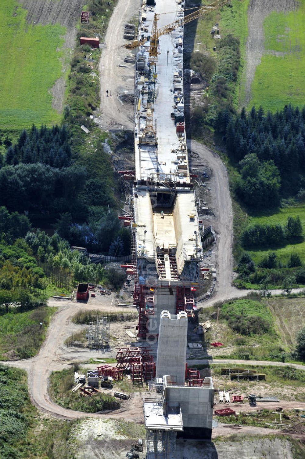 Aerial photograph Weißenbrunn am Forst - Blick auf den Neubau der ICE- Talbrücke Weißenbrunn am Forst durch die BD Netz AG der Deutschen Bahn. Die Talbrücke Weißenbrunn ist eine im Bau befindliche Eisenbahnüberführung der ICE - Neubaustrecke Ebensfeld–Erfurt im Landkreis Coburg. Bauausführende Firma ist die Gerdum und Breuer Bauunternehmen GmbH (