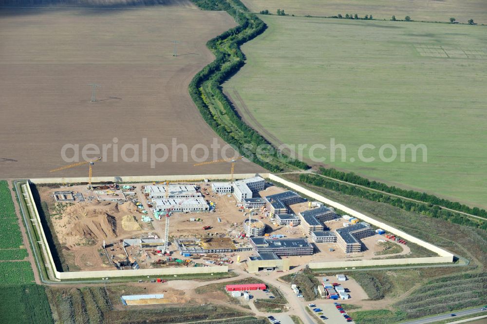 Aerial photograph Arnstadt - Neubau der Jugendstrafanstalt ( JSA ) sowie die neue Thüringer Jugendarrestanstalt ( JVA ) in Arnstadt. Construction of the Youth Detention Center (JSA) and the Thuringian new youth detention center (prison) in Arnstadt.