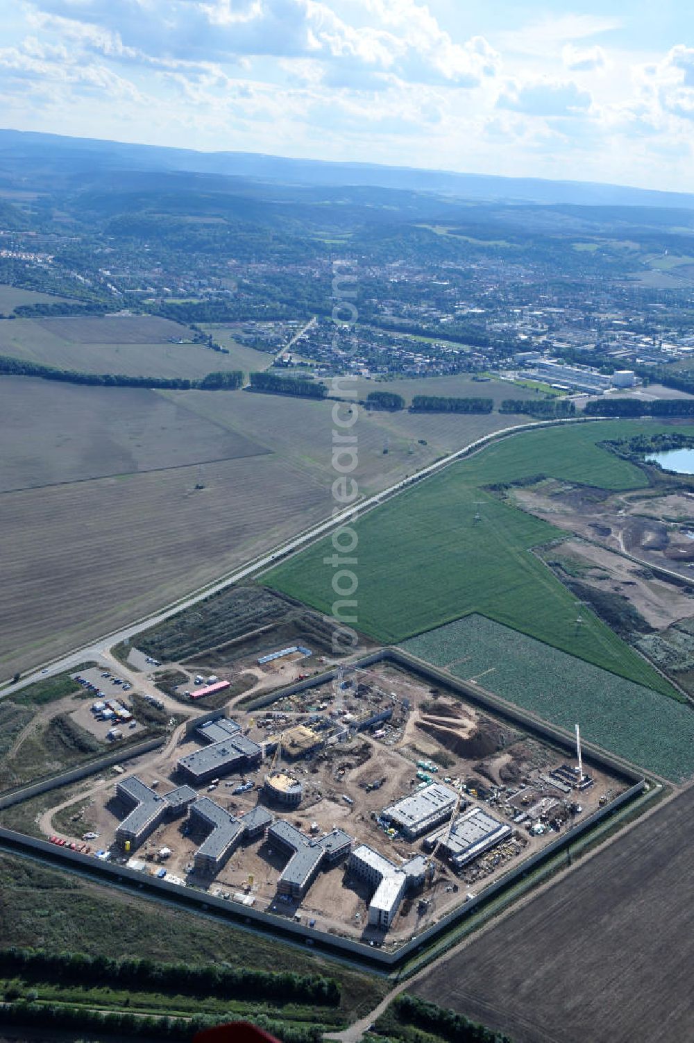 Arnstadt from above - Neubau der Jugendstrafanstalt ( JSA ) sowie die neue Thüringer Jugendarrestanstalt ( JVA ) in Arnstadt. Construction of the Youth Detention Center (JSA) and the Thuringian new youth detention center (prison) in Arnstadt.