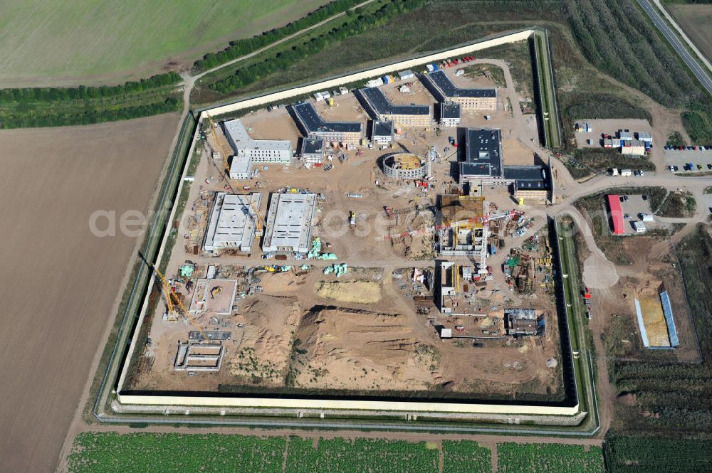 Aerial photograph Arnstadt - Neubau der Jugendstrafanstalt ( JSA ) sowie die neue Thüringer Jugendarrestanstalt ( JVA ) in Arnstadt. Construction of the Youth Detention Center (JSA) and the Thuringian new youth detention center (prison) in Arnstadt.