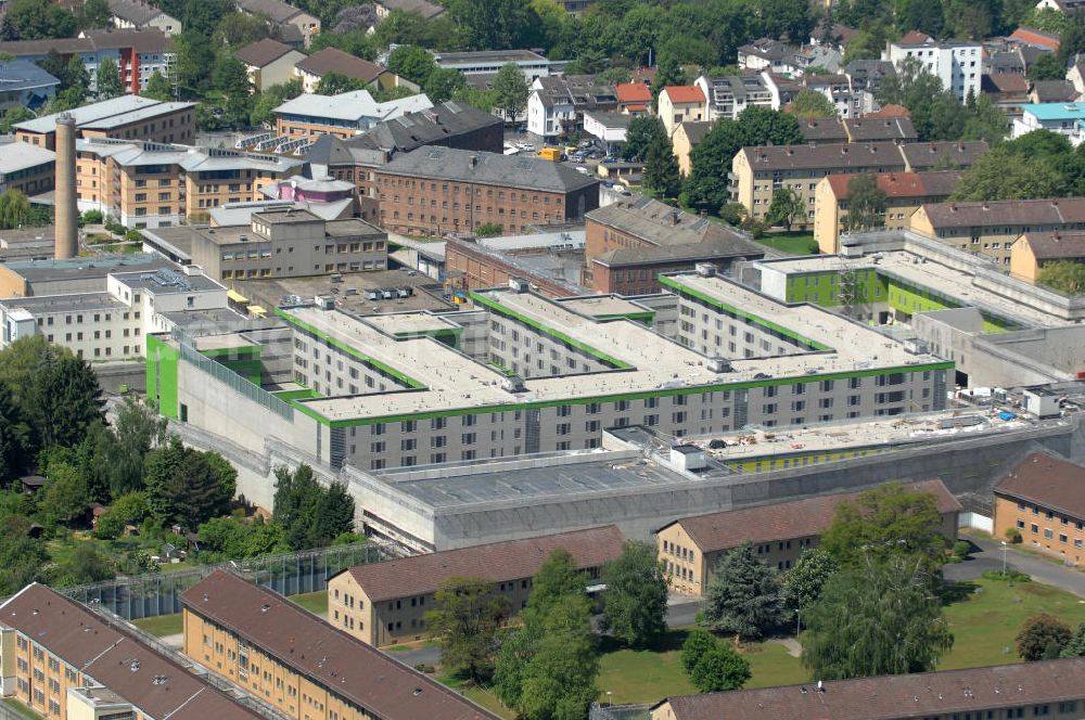 Aerial image Frankfurt am Main - Blick auf den Neubau der Justizvollzugsanstalt Frankfurt am Main I (JVA I) im Frankfurter Stadtteil Preungesheim. Sie soll als Untersuchungshaftanstalt genutzt werden. Es sind insgesamt 564 Haftplätze vorgesehen. Auftraggeber ist die BAM Deutschland AG, Architekten die Plan 2 GmbH. Gebaut wurde vorwiegend mit Fertig-Betonteilen der Fa. Jäger-Betonteile.