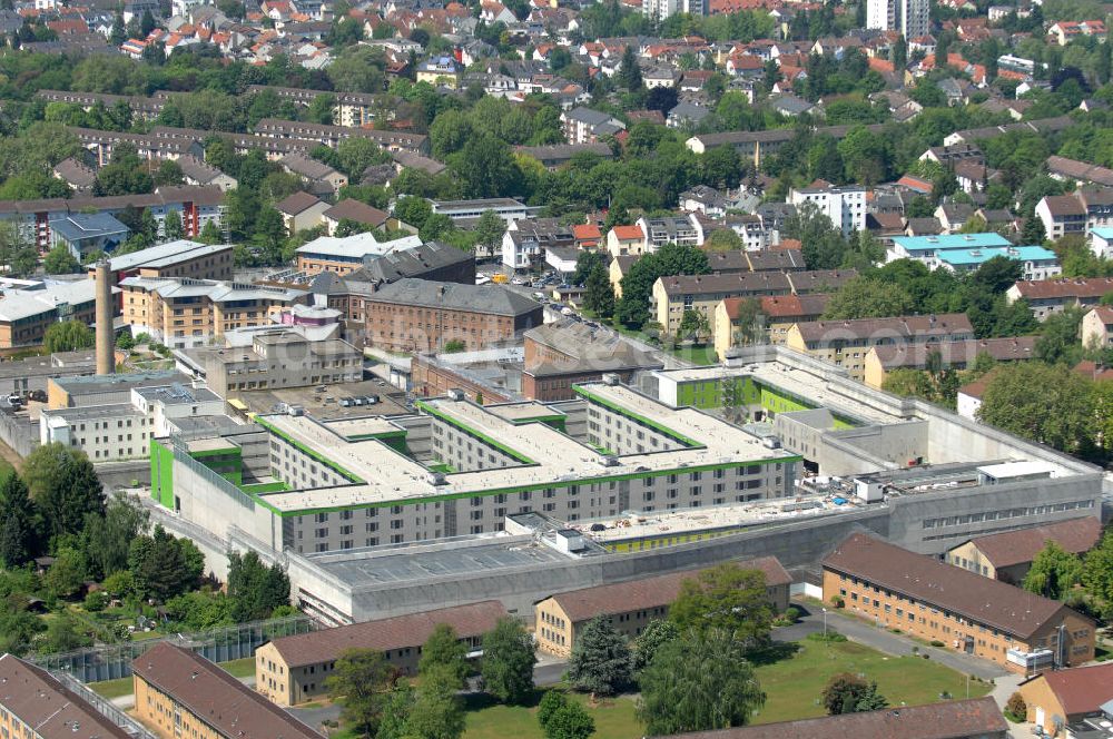 Aerial photograph Frankfurt am Main - Blick auf den Neubau der Justizvollzugsanstalt Frankfurt am Main I (JVA I) im Frankfurter Stadtteil Preungesheim. Sie soll als Untersuchungshaftanstalt genutzt werden. Es sind insgesamt 564 Haftplätze vorgesehen. Auftraggeber ist die BAM Deutschland AG, Architekten die Plan 2 GmbH. Gebaut wurde vorwiegend mit Fertig-Betonteilen der Fa. Jäger-Betonteile.