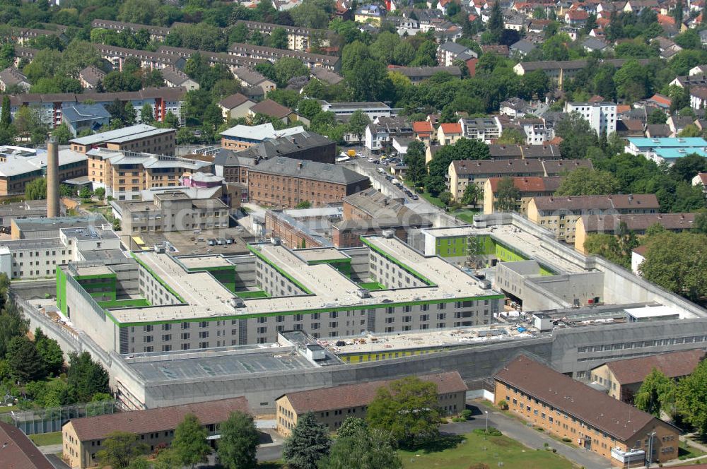 Frankfurt am Main from the bird's eye view: Blick auf den Neubau der Justizvollzugsanstalt Frankfurt am Main I (JVA I) im Frankfurter Stadtteil Preungesheim. Sie soll als Untersuchungshaftanstalt genutzt werden. Es sind insgesamt 564 Haftplätze vorgesehen. Auftraggeber ist die BAM Deutschland AG, Architekten die Plan 2 GmbH. Gebaut wurde vorwiegend mit Fertig-Betonteilen der Fa. Jäger-Betonteile.