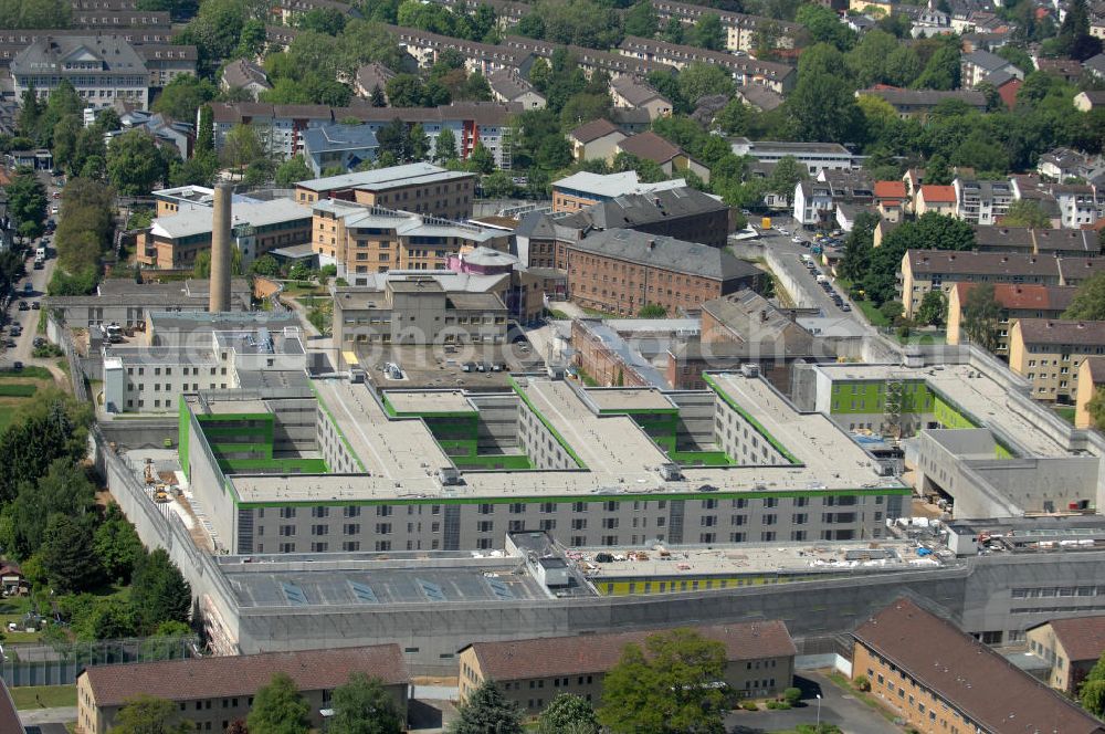 Aerial image Frankfurt am Main - Blick auf den Neubau der Justizvollzugsanstalt Frankfurt am Main I (JVA I) im Frankfurter Stadtteil Preungesheim. Sie soll als Untersuchungshaftanstalt genutzt werden. Es sind insgesamt 564 Haftplätze vorgesehen. Auftraggeber ist die BAM Deutschland AG, Architekten die Plan 2 GmbH. Gebaut wurde vorwiegend mit Fertig-Betonteilen der Fa. Jäger-Betonteile.