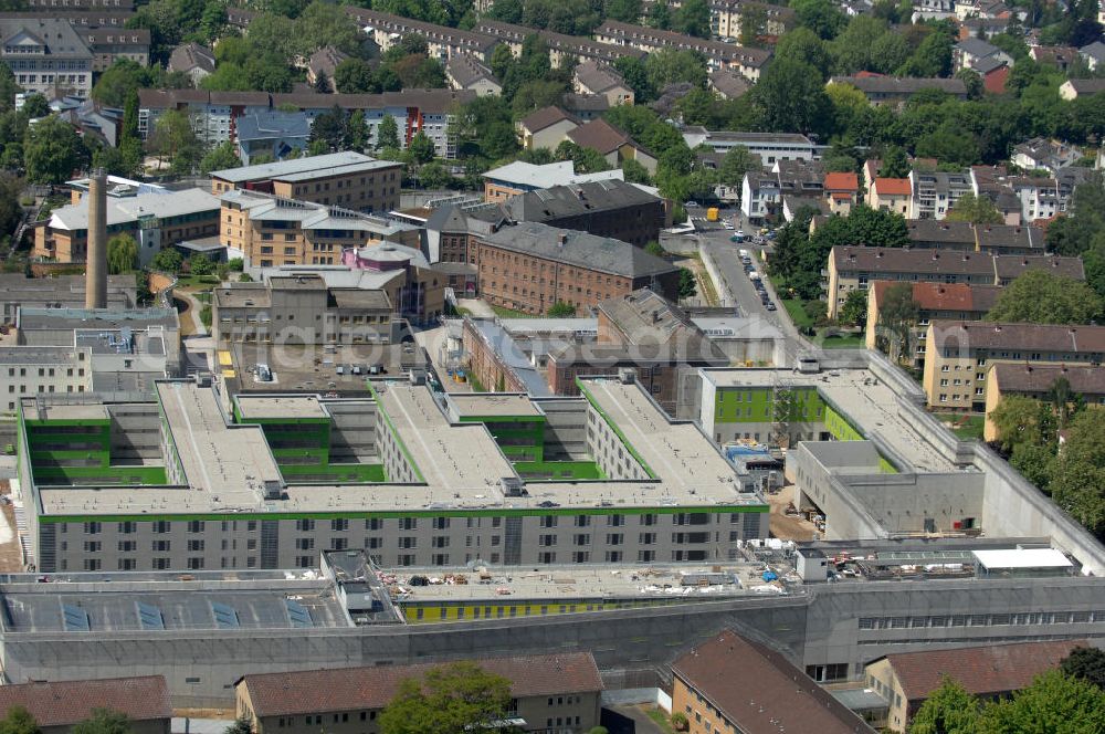 Aerial photograph Frankfurt am Main - Blick auf den Neubau der Justizvollzugsanstalt Frankfurt am Main I (JVA I) im Frankfurter Stadtteil Preungesheim. Sie soll als Untersuchungshaftanstalt genutzt werden. Es sind insgesamt 564 Haftplätze vorgesehen. Auftraggeber ist die BAM Deutschland AG, Architekten die Plan 2 GmbH. Gebaut wurde vorwiegend mit Fertig-Betonteilen der Fa. Jäger-Betonteile.