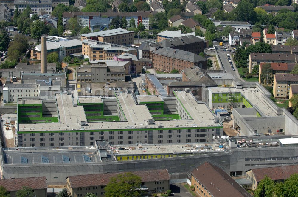 Frankfurt am Main from above - Blick auf den Neubau der Justizvollzugsanstalt Frankfurt am Main I (JVA I) im Frankfurter Stadtteil Preungesheim. Sie soll als Untersuchungshaftanstalt genutzt werden. Es sind insgesamt 564 Haftplätze vorgesehen. Auftraggeber ist die BAM Deutschland AG, Architekten die Plan 2 GmbH. Gebaut wurde vorwiegend mit Fertig-Betonteilen der Fa. Jäger-Betonteile.