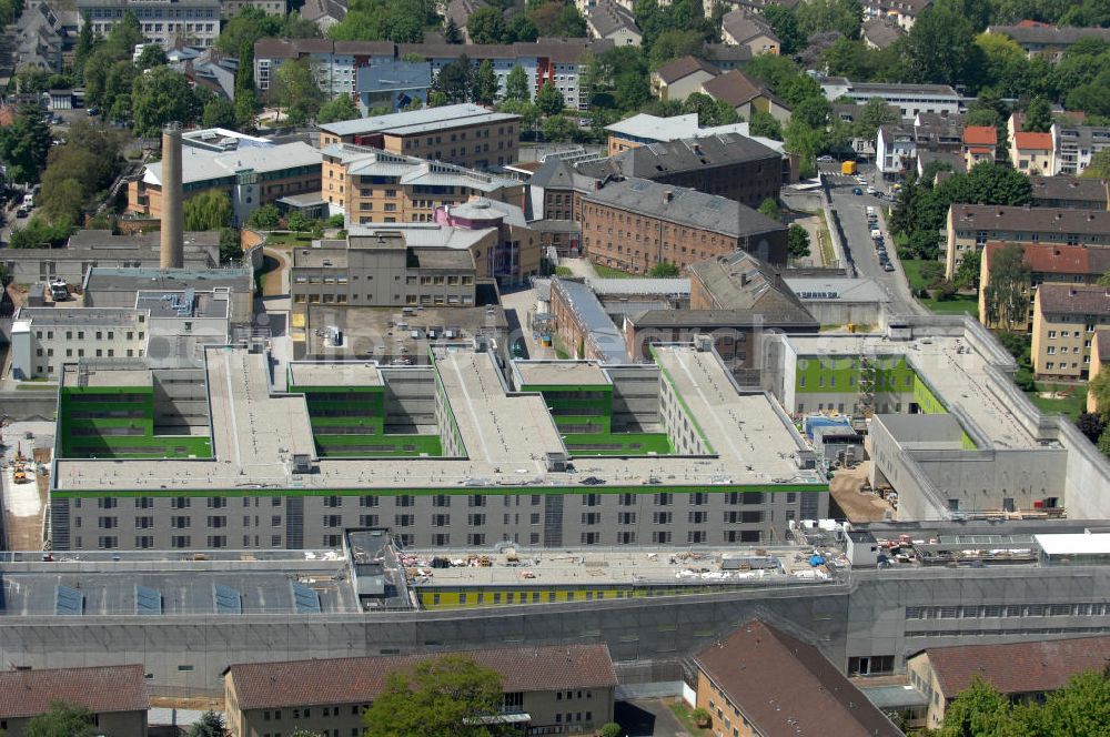 Frankfurt am Main from the bird's eye view: Blick auf den Neubau der Justizvollzugsanstalt Frankfurt am Main I (JVA I) im Frankfurter Stadtteil Preungesheim. Sie soll als Untersuchungshaftanstalt genutzt werden. Es sind insgesamt 564 Haftplätze vorgesehen. Auftraggeber ist die BAM Deutschland AG, Architekten die Plan 2 GmbH. Gebaut wurde vorwiegend mit Fertig-Betonteilen der Fa. Jäger-Betonteile.